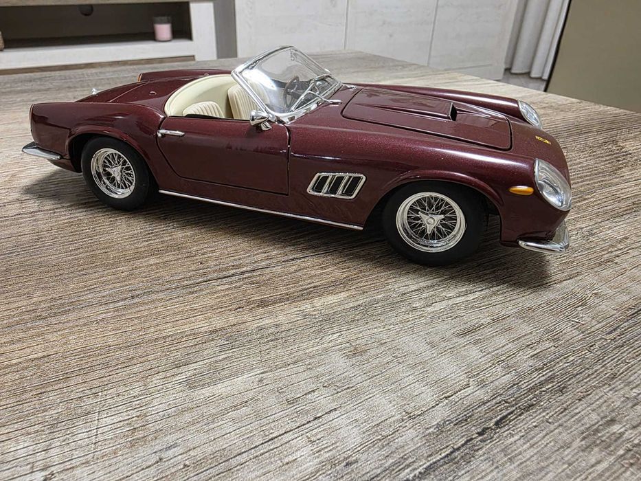 Ferrari 250 GT California Spider 1:18 Hot Wheels