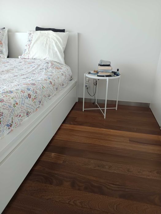Cama e mesinhas de cabeceira