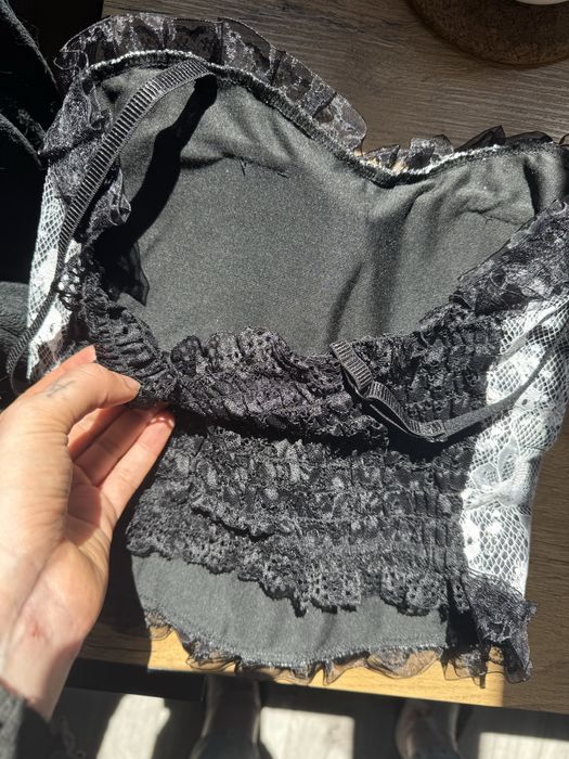 Czarny top na ramiączkach