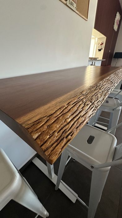 Mesa Alta em Madeira Maciça – Bordo Natural com 4 bancos
