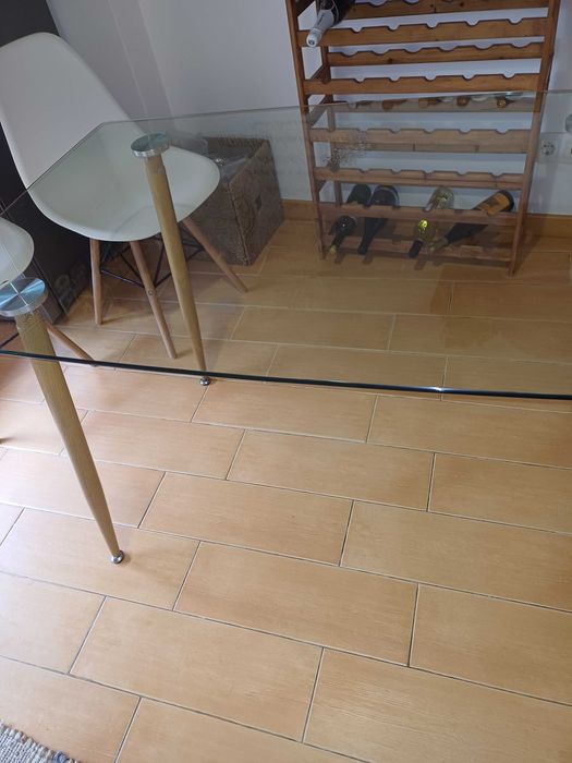 Mesa de cozinha em vidro com pés de madeira