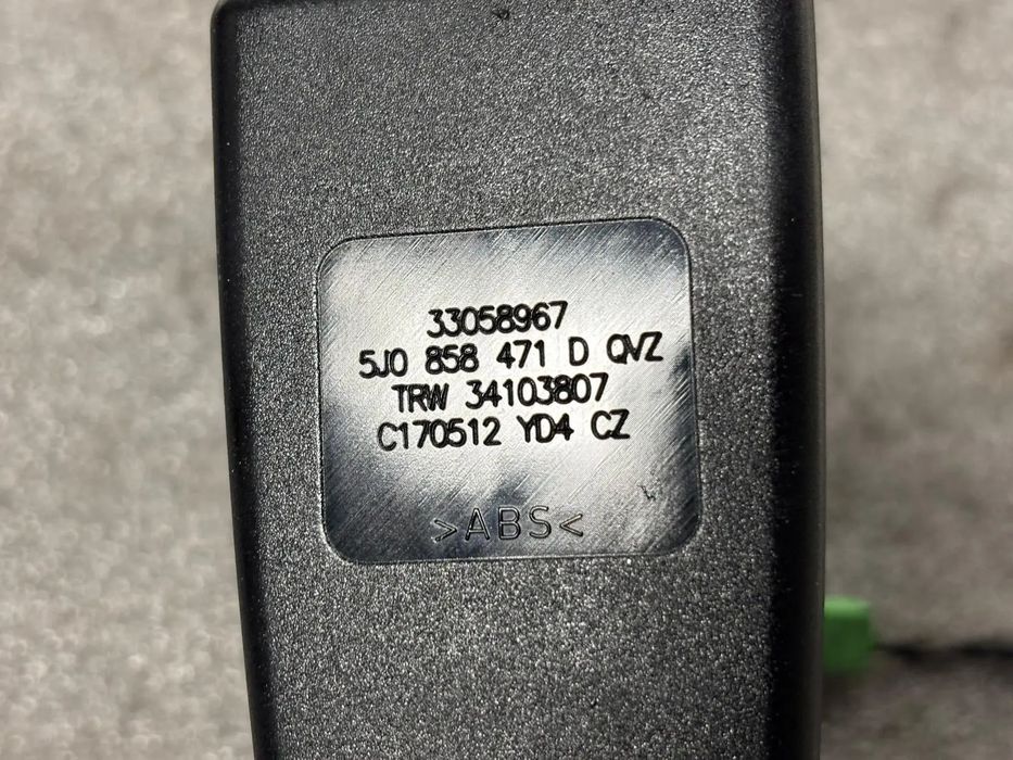 Encaixe de cinto frente esquerdo SKODA Fabia II Break (545, 5J)