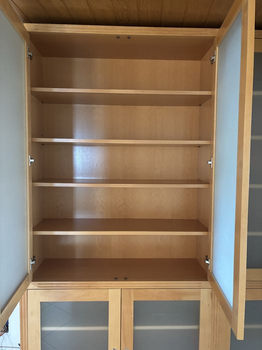 Movel de madeira com vidro fusco.