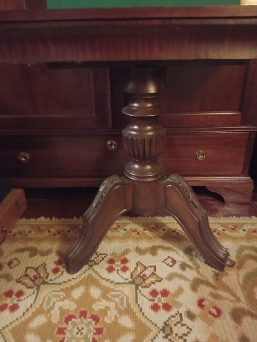 Mesa de jogo com pé de galo