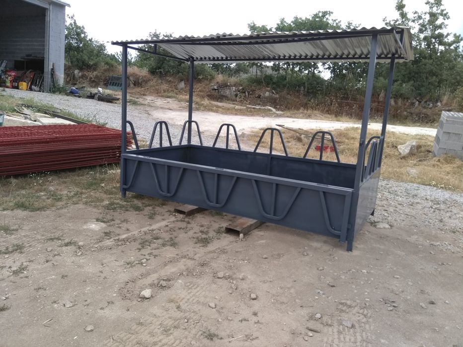 Comedouro para bovinos ou cavalos