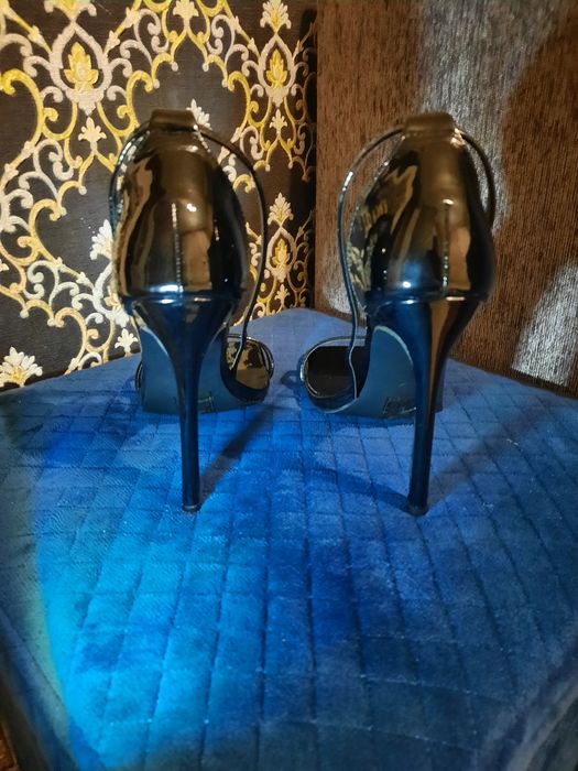 Продам босоніжки нові