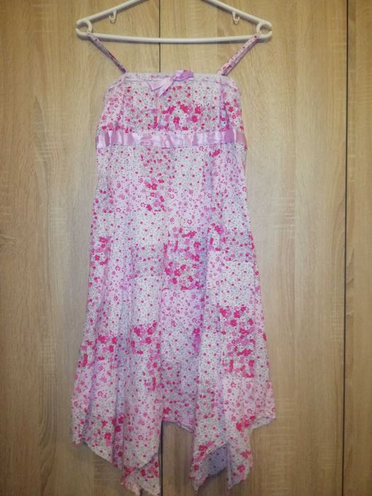 Sukienka różowo-biała w kwiatki r. 34