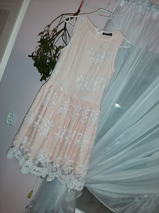 Piękna sukienka haftowana Emu