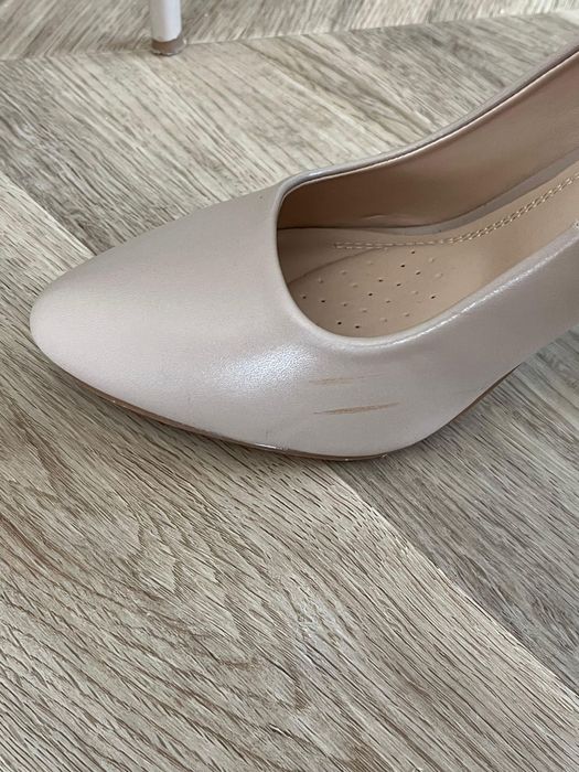 Eleganckie beżowe szpilki