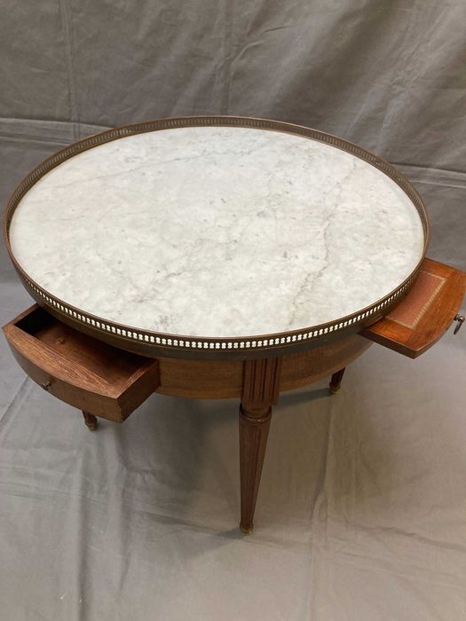 okrągły stolik kawowy z marmurowym blatem