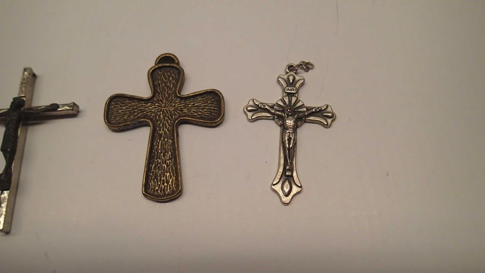 Crucifixos antigos de diversos materiais