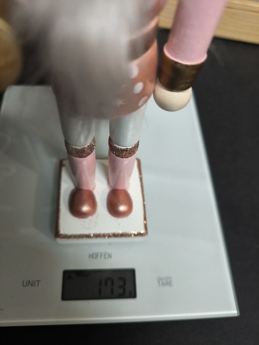 Quebra Nozes Rosa com Coroa Dourada
Este quebra-nozes decorativo apres