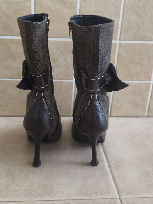 Botas em pele genuina e tecido