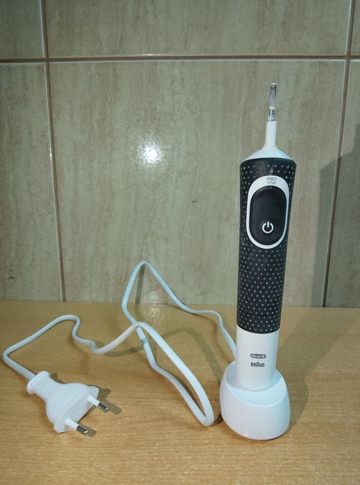 Szczoteczka elektryczna do zębów Braun Oral-B + ładowarka