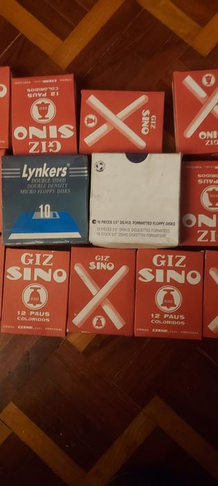 17 caixas de 12 giz de 12 cores diferentes.  Novos. Vejam fotos elucid