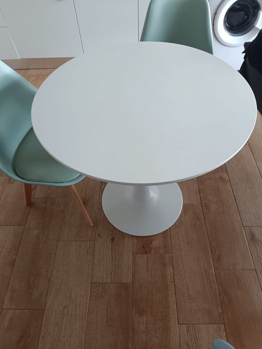 Mesa redonda e 2 cadeiras