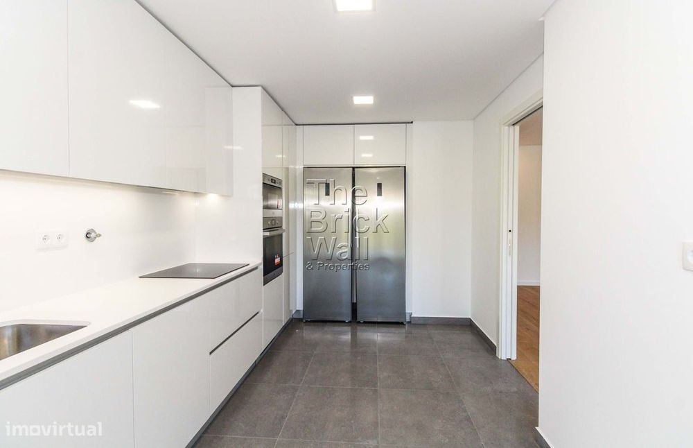 Apartamento T3 em condomínio fechado com piscina em zona central de Al