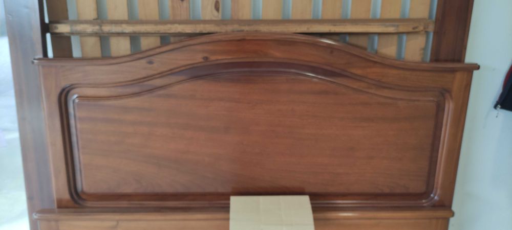 Cama de casal em mogno como nova
