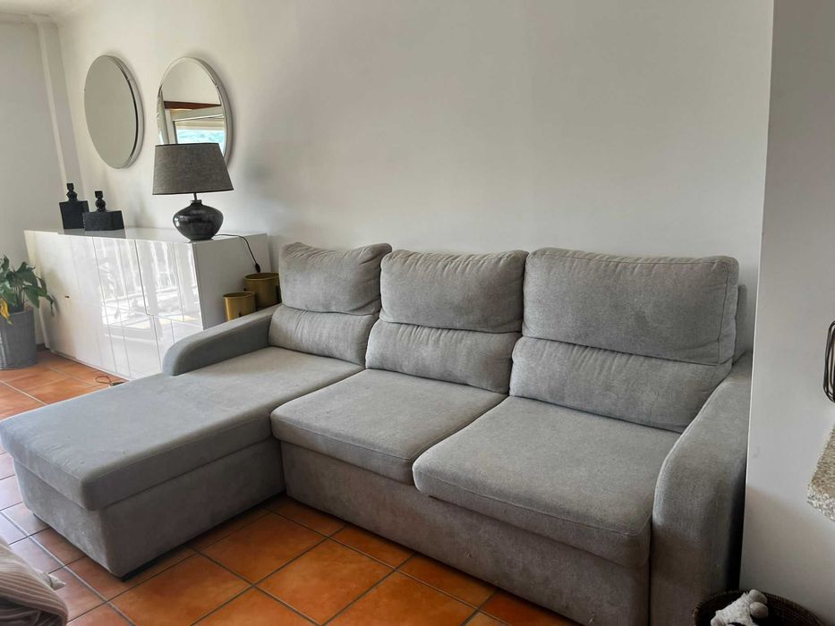 Sofá com chaise lounge e cama
