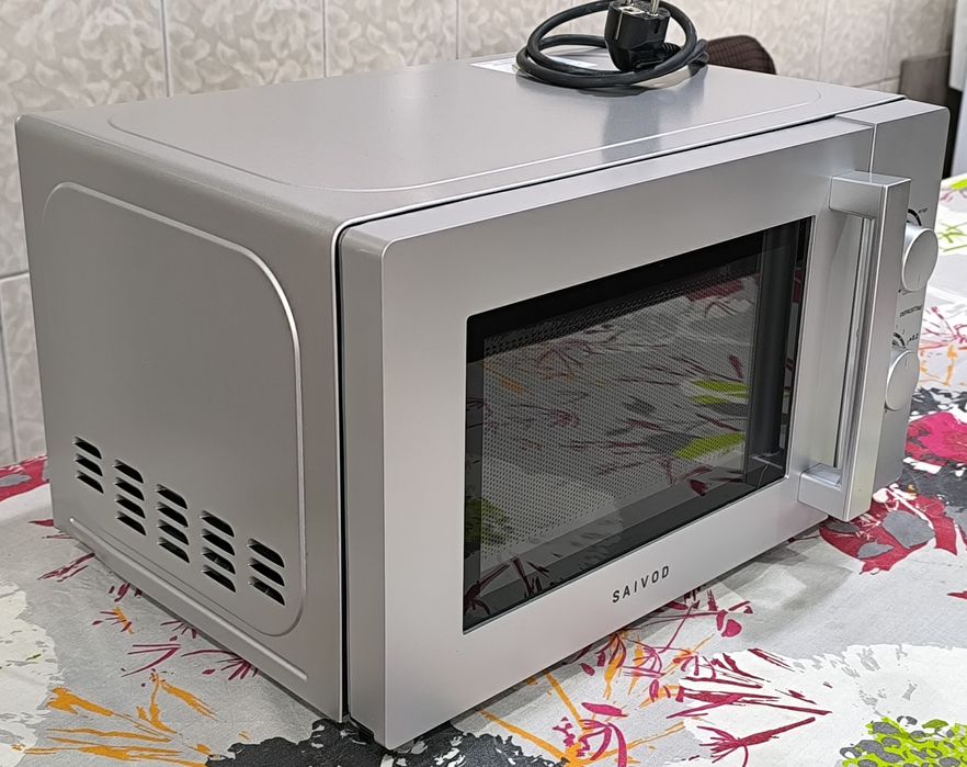 Microondas Savoid  com Grill, a funcionar