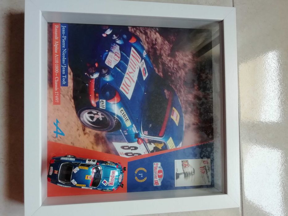 Novo Preço - Moldura com poster único Alpine A110