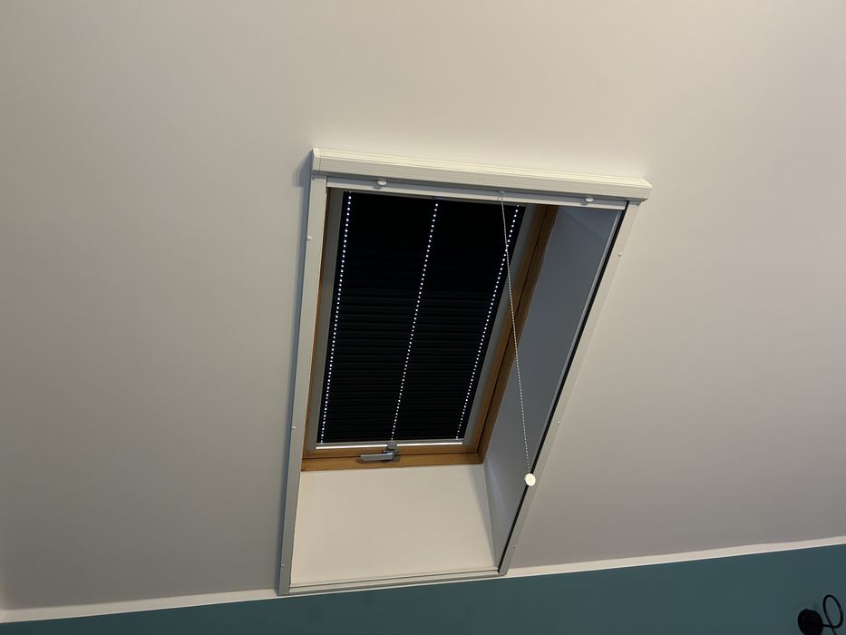 Moskitiera rolowana (zwijana) na okno dachowe