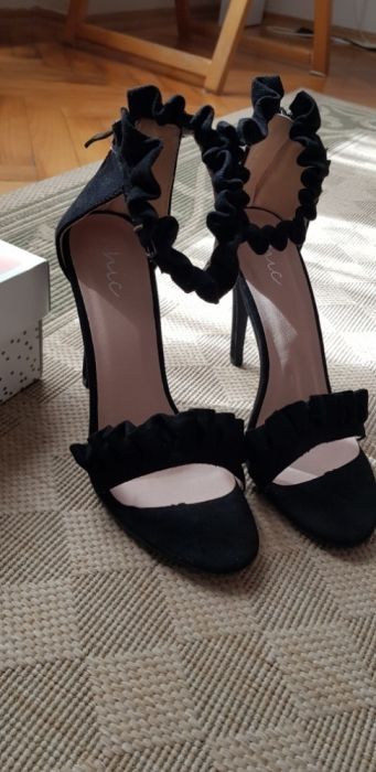 Czarne sandałki na obcasie