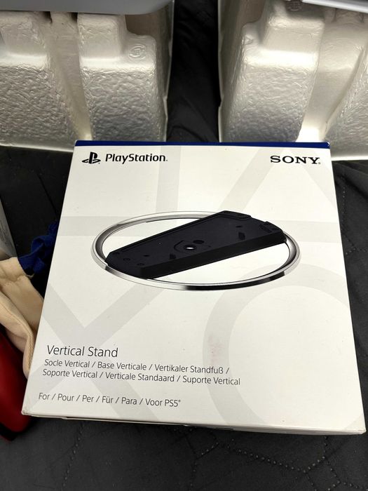 PLAYSTATION 5 1T - Raríssimas vezes usado com 2 controles + base para deixar de pé