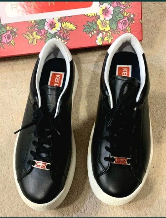 Sapatilhas KENZO. Couro. Tamanhos 43-44. 300€