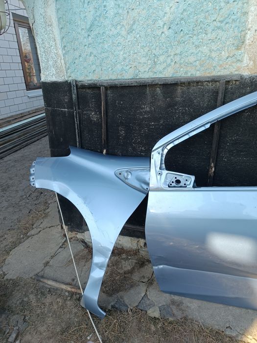 Продам двері, крило від тойьота яріс