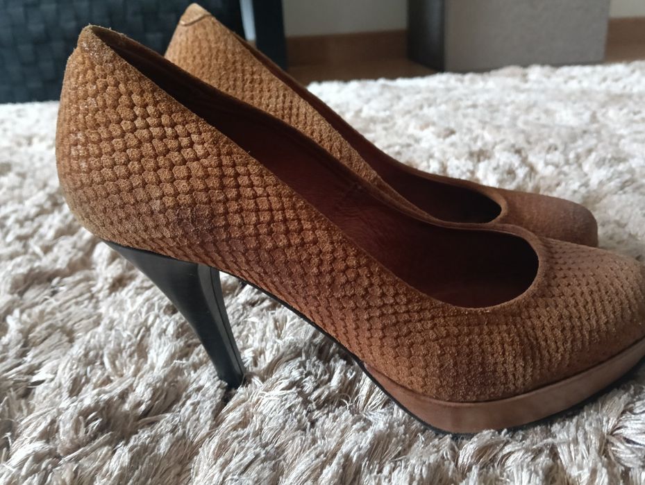 Sapatos elegantes em pele