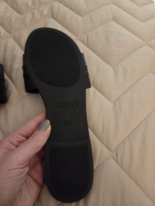 Продам шльопанці  Guess 38 розміру(маломірять)