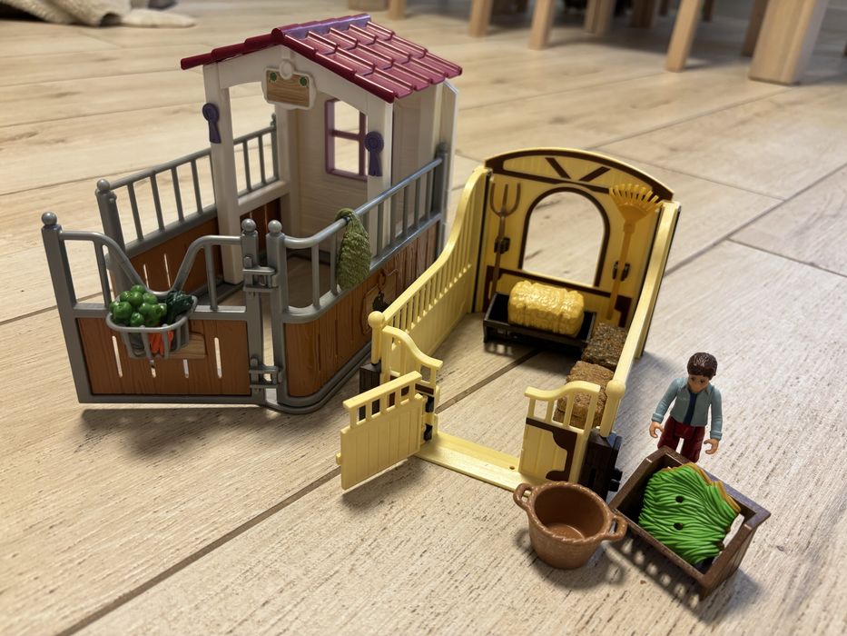 2 boxy dla koni (schleich i playmobil) + akcesoria