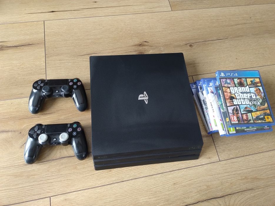 Konsola Ps4 pro , 2 pady gry
