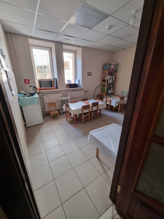 Комерційне приміщення в сучасному багатоповерховому будинку