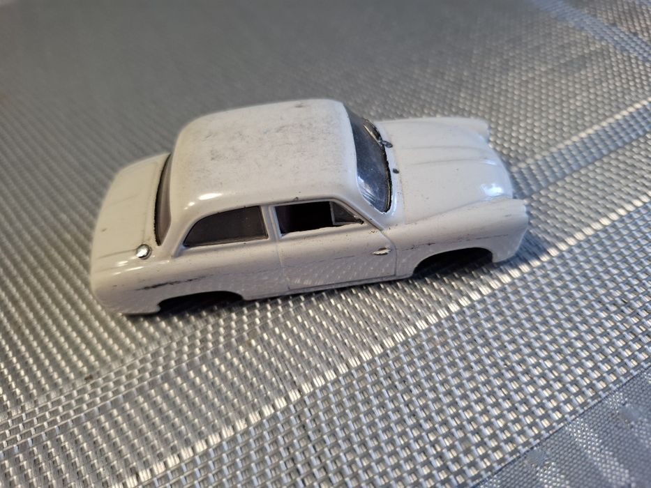 Syrenka 104 model skala 1:43