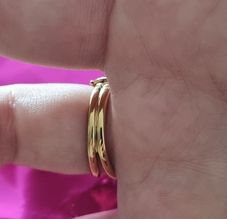 Anel dourado, em aço, com folhas e 1 joaninha. Ajustável