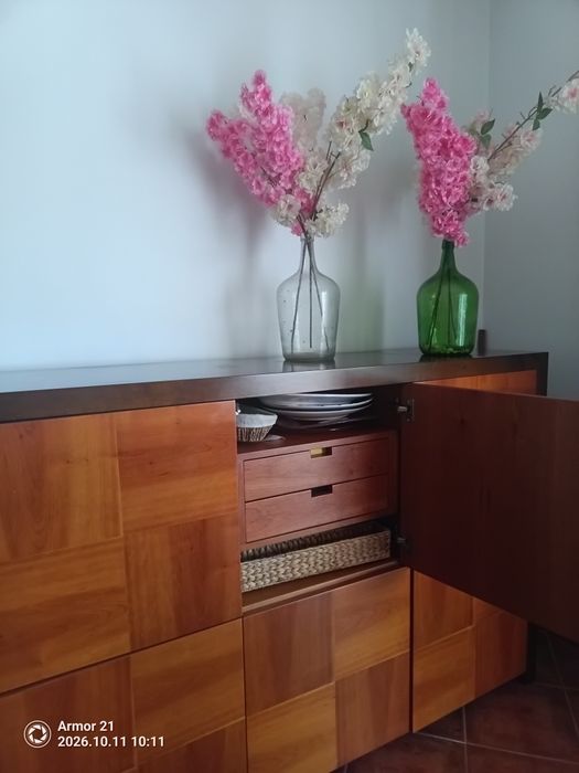 Conjunto de Mesa, 4 cadeiras e um Aparador