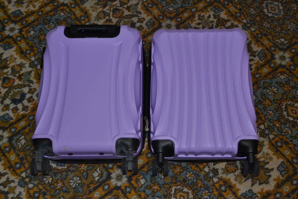 Чемодан на колесиках, туристический чемодан.