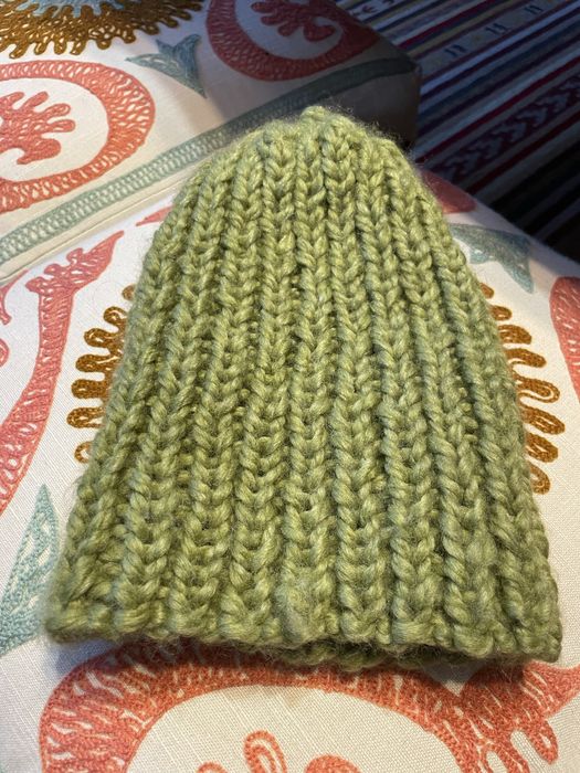 Wełniana czapka w oliwkowym kolorze