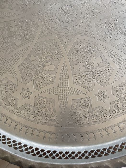 Mesa de metal com tabuleiro