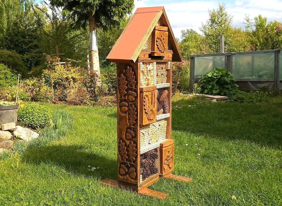 domek dla owadów, hotel dla owadów, rzeźbiony