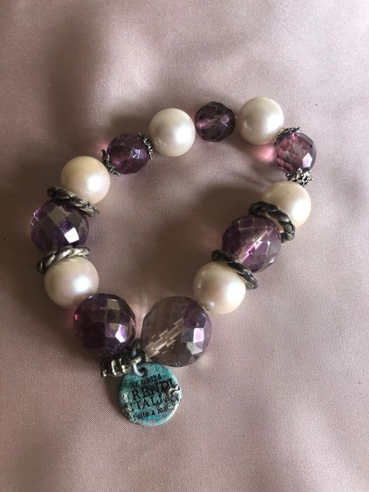 Pulseira antiga composta por pedras e elementos de vidro