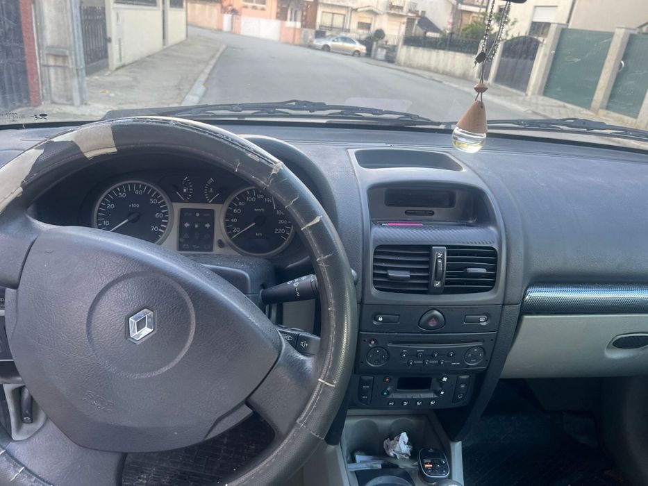 Carro clio 2001