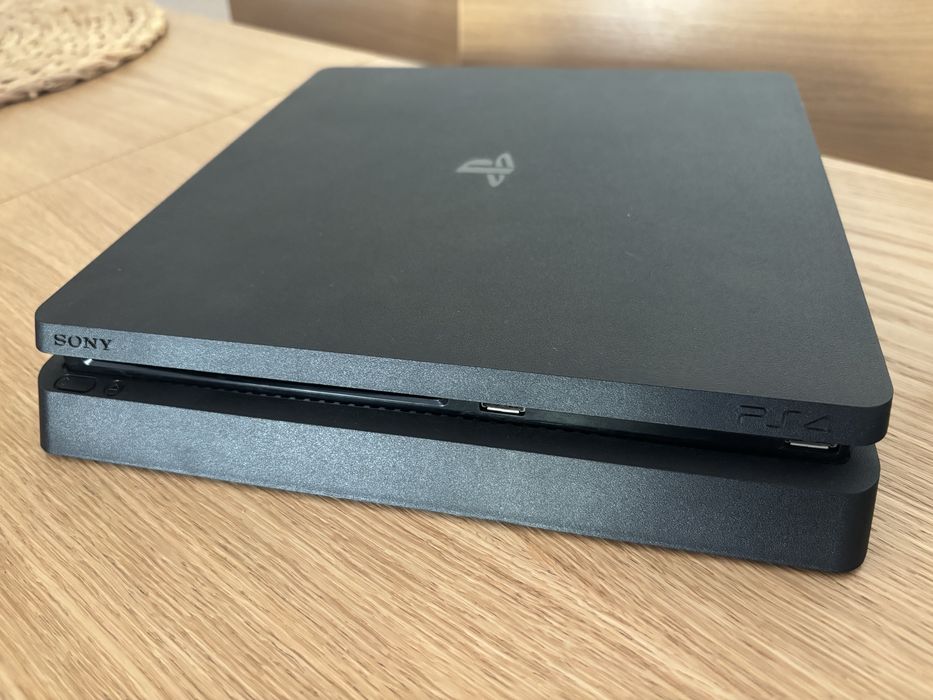 Konsola PlayStation 4 Slim 500 GB + 2 pady i gra God of War