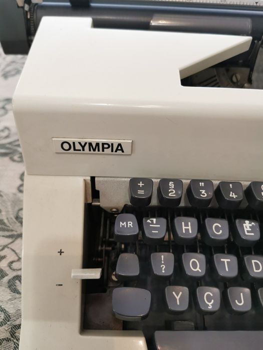 Máquina de escrever OLYMPIA