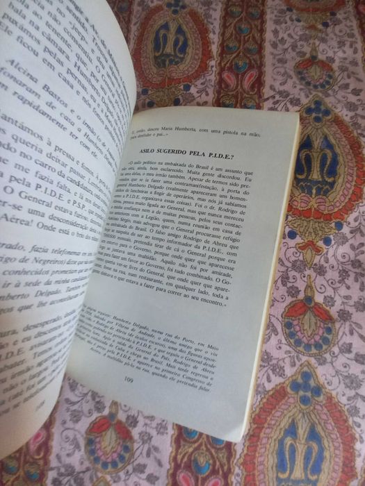 dois livros por 5 euros sobre 25 Abril e General Humberto Delgado