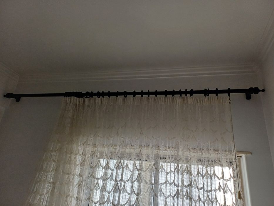 Cortinados e varão com as begalas,de parede a parede 3m,altura 2,50m.