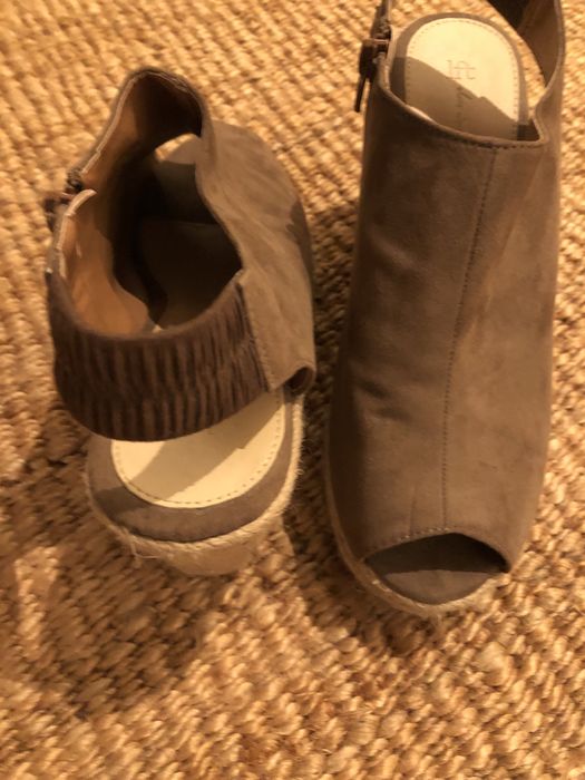 Sandalias abertas a frente e tras