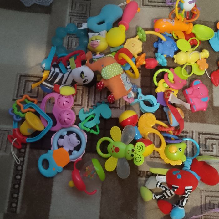 Продам іграшки,брязкальця на каляску